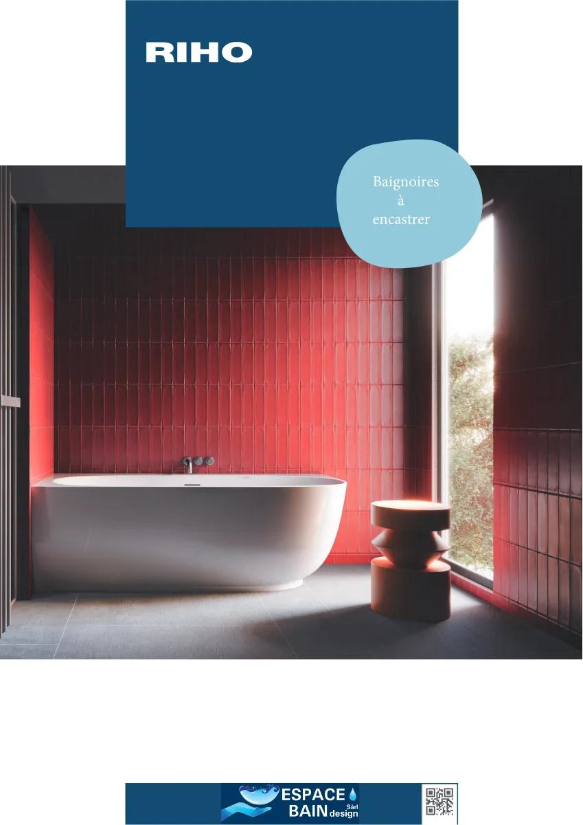 Salle de bain rénovée avec baignoire îlot et mur rouge