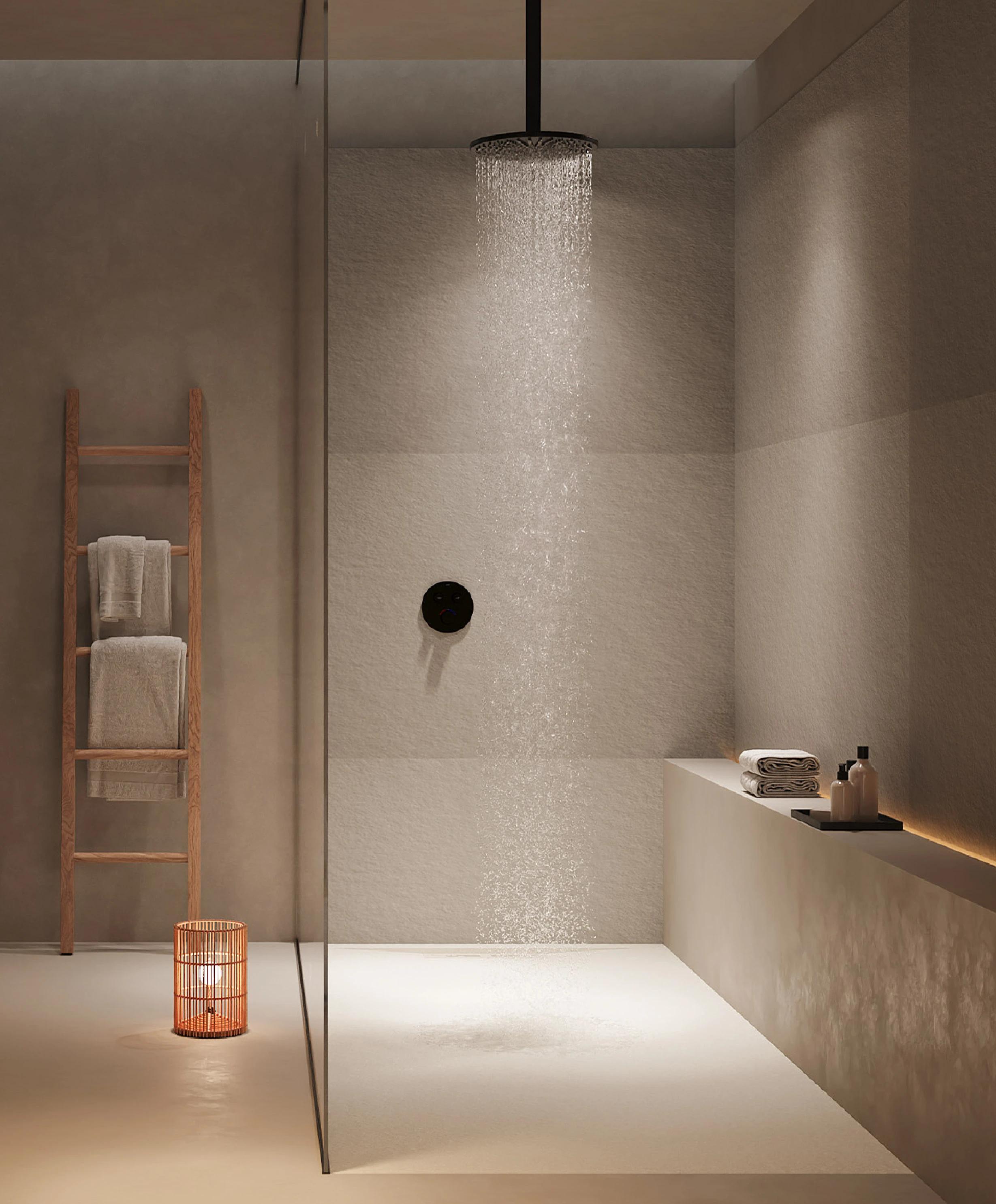 Douche à l’italienne avec sol en pierre et bonde carrée